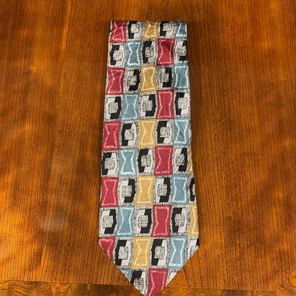 Saks Fifth Avenue men’s abstract geometric print neck tie
Career sophisticated
